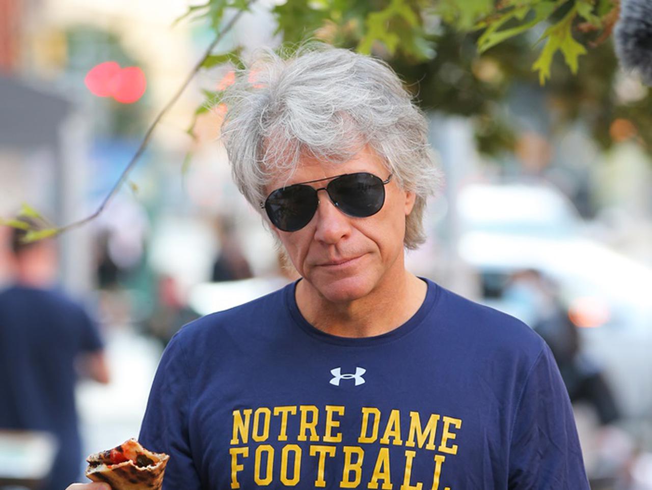 ジョン・ボン・ジョヴィ、軒先で立ちながらピザを頬張っているだけで渋い