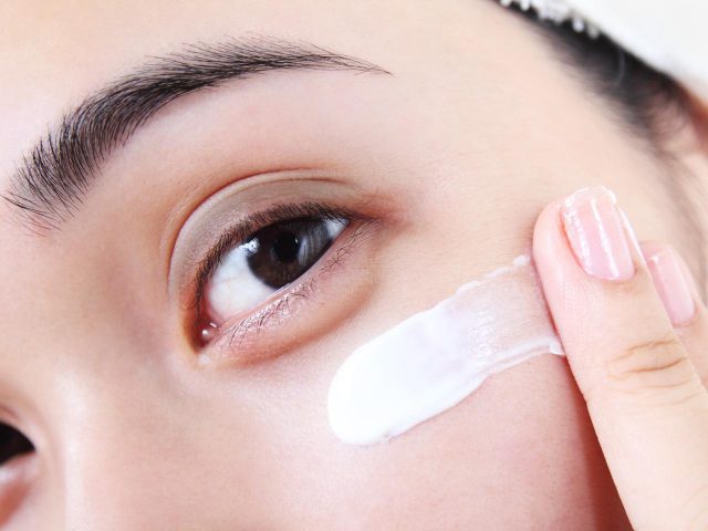アイクリーム、まぶたに塗るのはNG？専門家が教える正しい塗り方