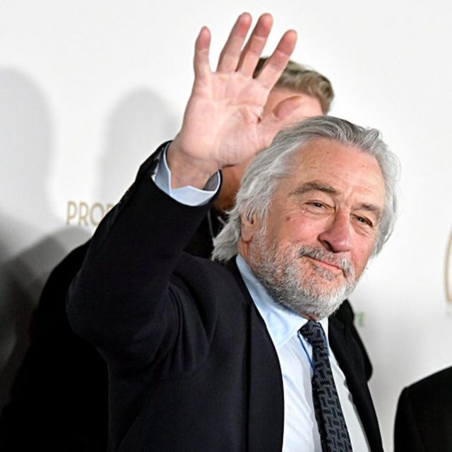 ロバート・デ・ニーロ、新聞の「使い方」があっぱれ【写真アリ】