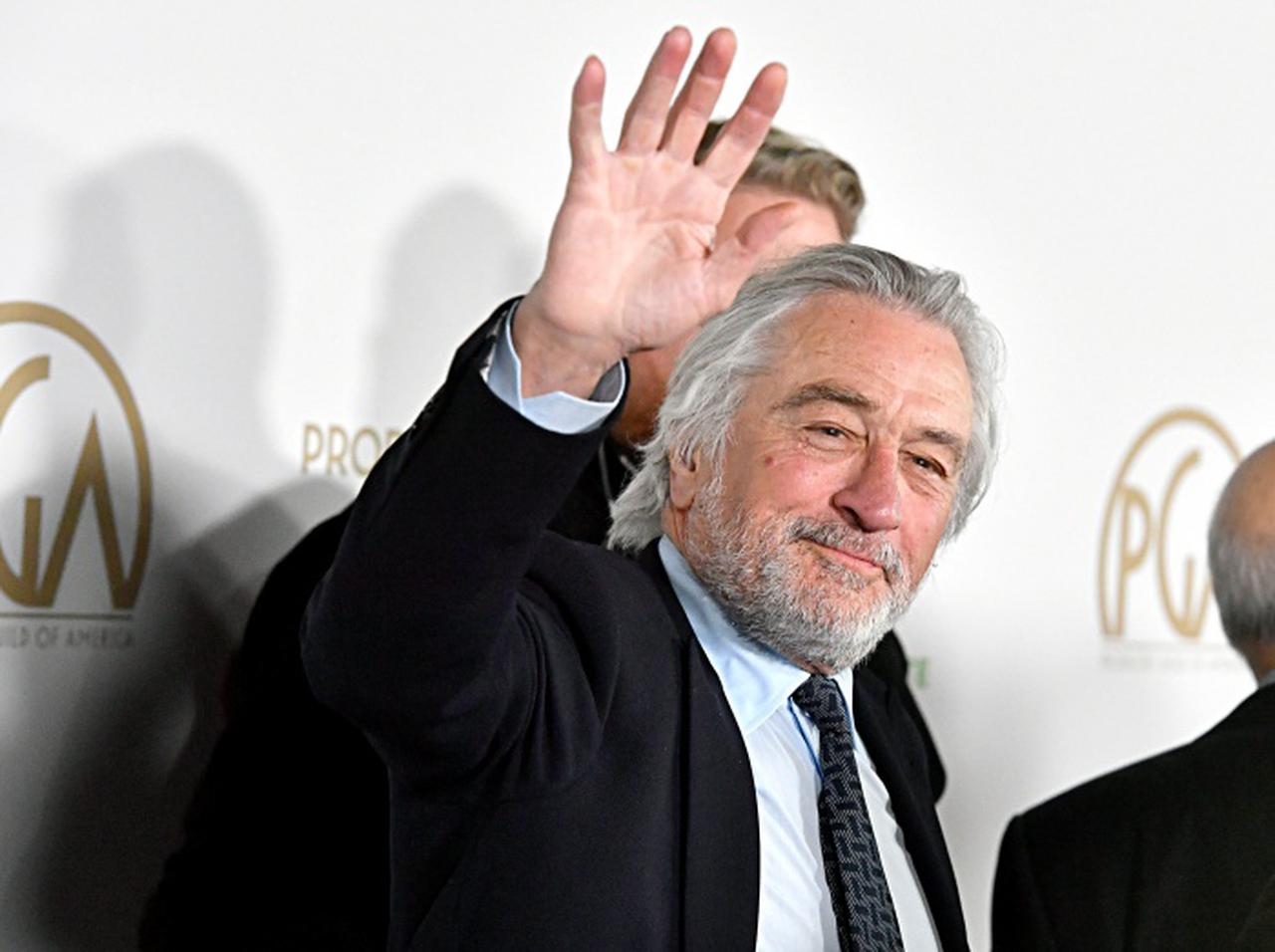 ロバート・デ・ニーロ、新聞の「使い方」があっぱれ【写真アリ】