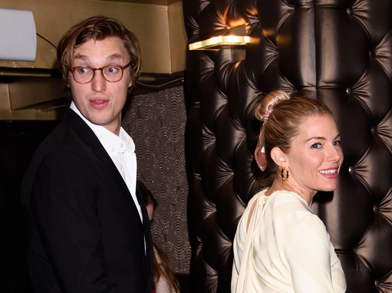 シエナ・ミラー、婚約報道から7ヵ月で10歳下の恋人と破局か