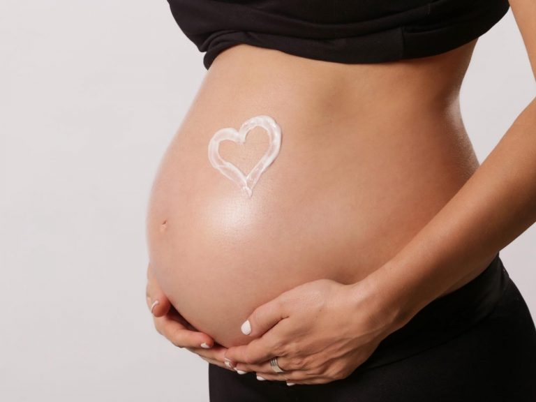 ママセレブも愛用!海外で話題の「妊娠線予防クリーム」4選