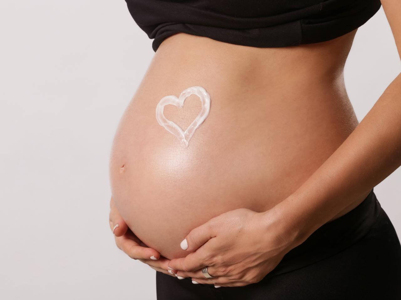 ママセレブも愛用!海外で話題の「妊娠線予防クリーム」4選