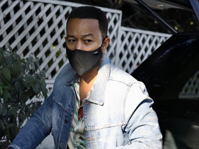 「理想の夫」ジョン・レジェンドが1人でスーパーへ、身重の妻は自宅で絶対安静中