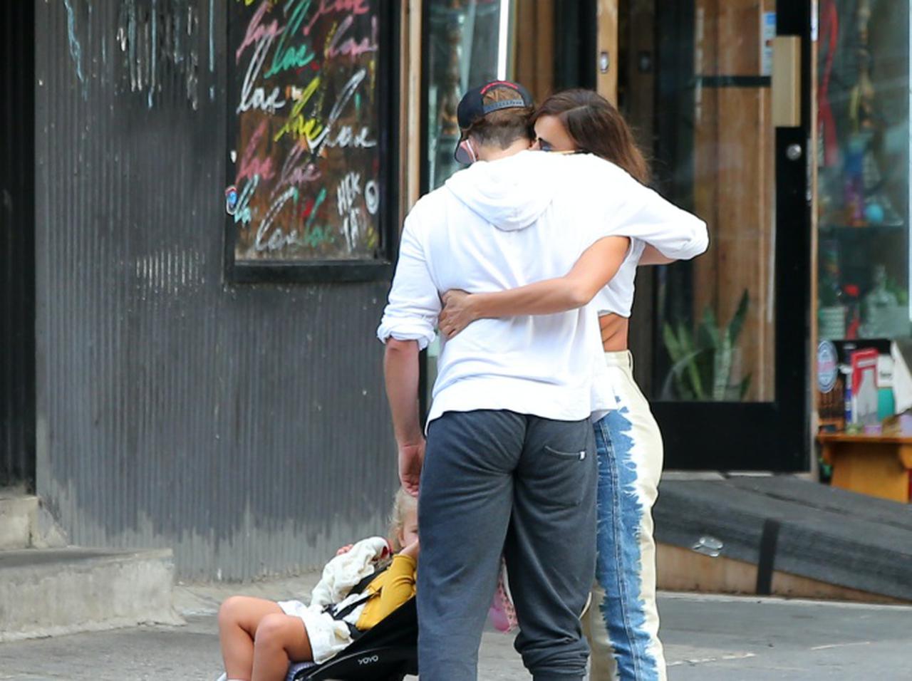 元恋人同士のブラッドリー・クーパーとイリーナ・シェイクが路上ハグ