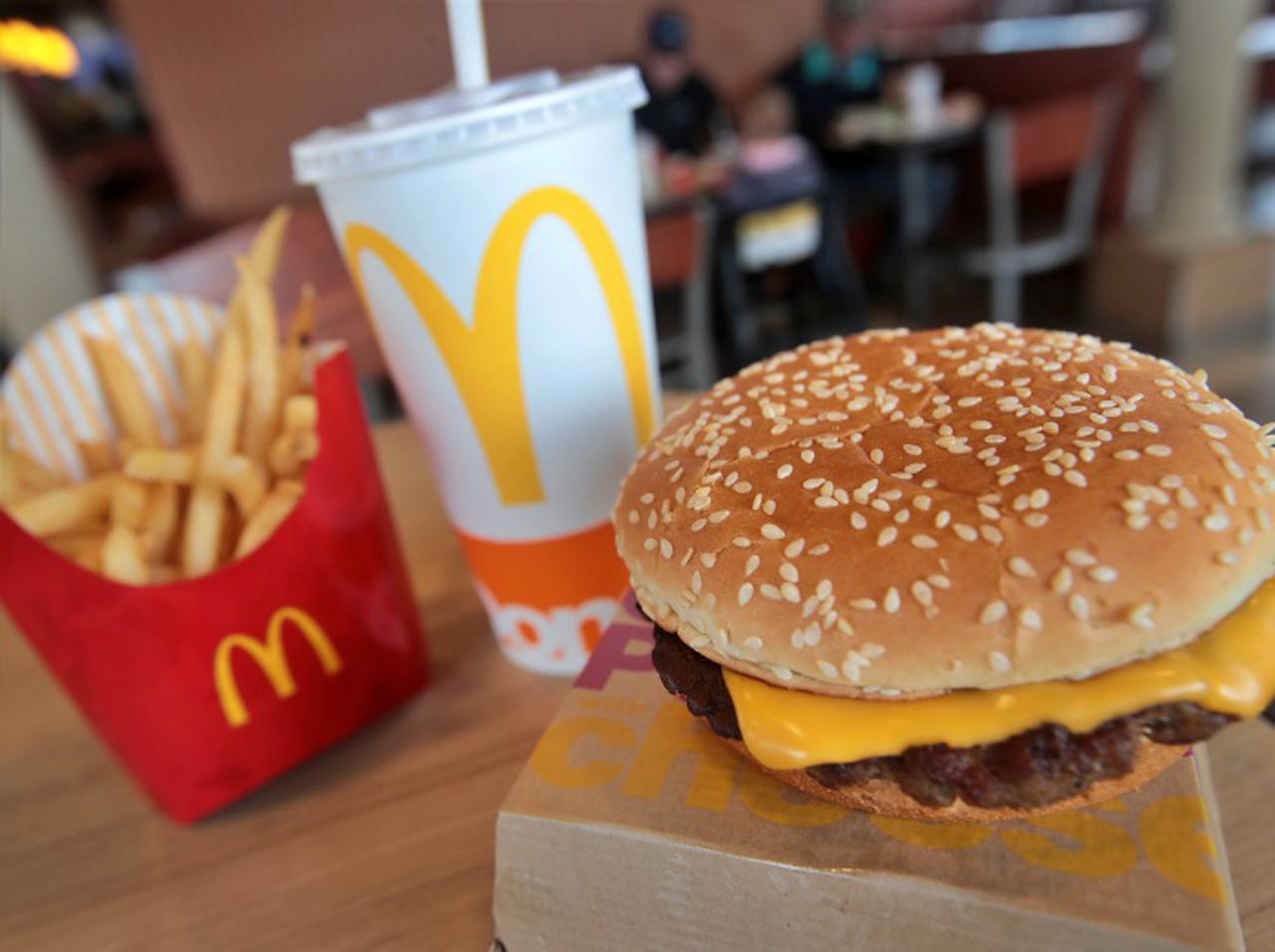 マクドナルドのハンバーガーとポテトは腐らない？「24年間」保管してみた結果…