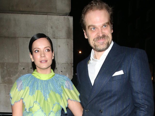 デヴィッド・ハーバー＆リリー・アレンが挙式！司祭はあのセレブの「そっくりさん」