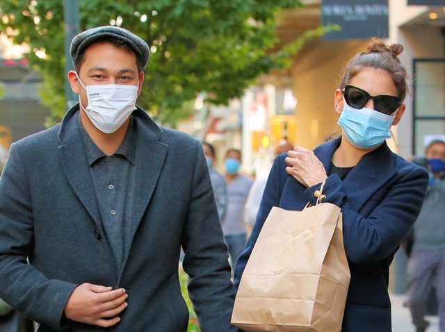 ケイティ・ホームズ、新恋人のワケアリ年下シェフとキス