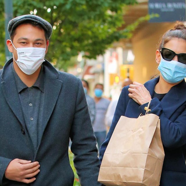ケイティ・ホームズ、新恋人のワケアリ年下シェフとキス