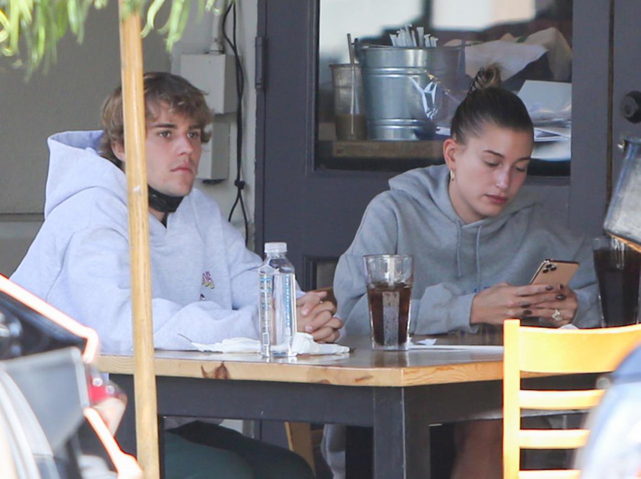 ジャスティン・ビーバー、妻とのデートに今話題の「140円のアイテム」を身に着ける