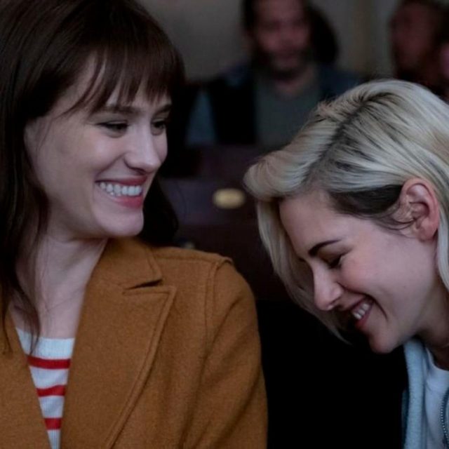 クリステン・スチュワート×マッケンジー・デイヴィスが恋人役の映画『ハピエスト・ホリデー 私たちのカミングアウト』の場面写真が幸せ