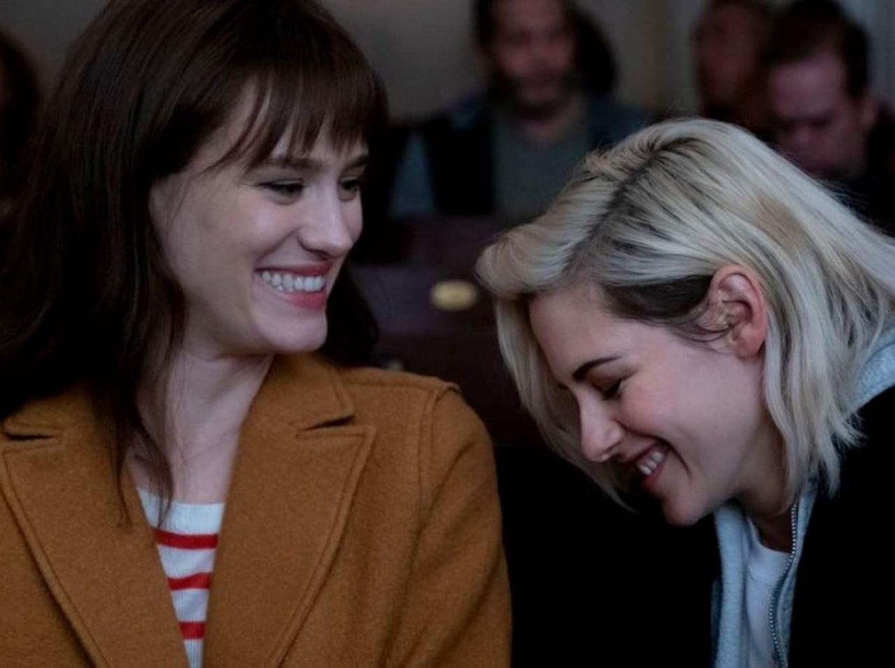 クリステン・スチュワート×マッケンジー・デイヴィスが恋人役の映画『ハピエスト・ホリデー 私たちのカミングアウト』の場面写真が幸せ