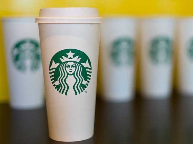 スターバックス、前代未聞の「青いカスタムドリンク」を作った店員がクビに