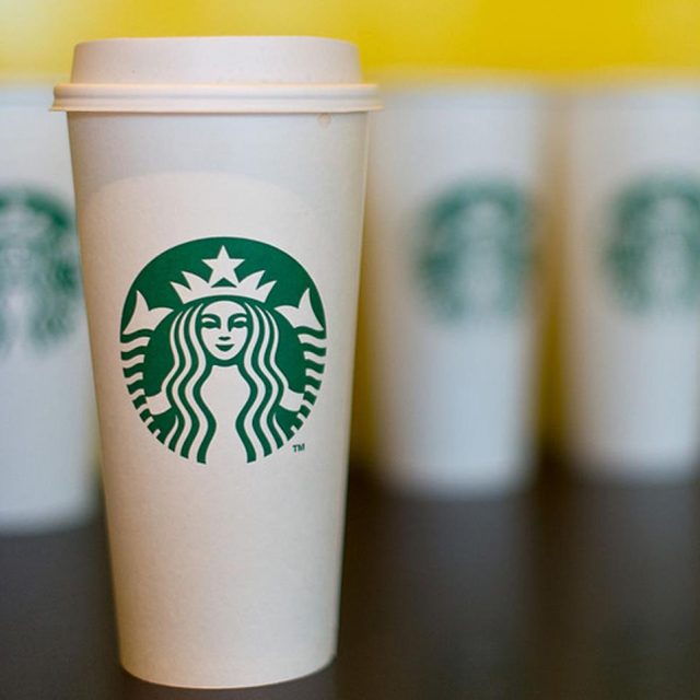 スターバックス、前代未聞の「青いカスタムドリンク」を作った店員がクビに