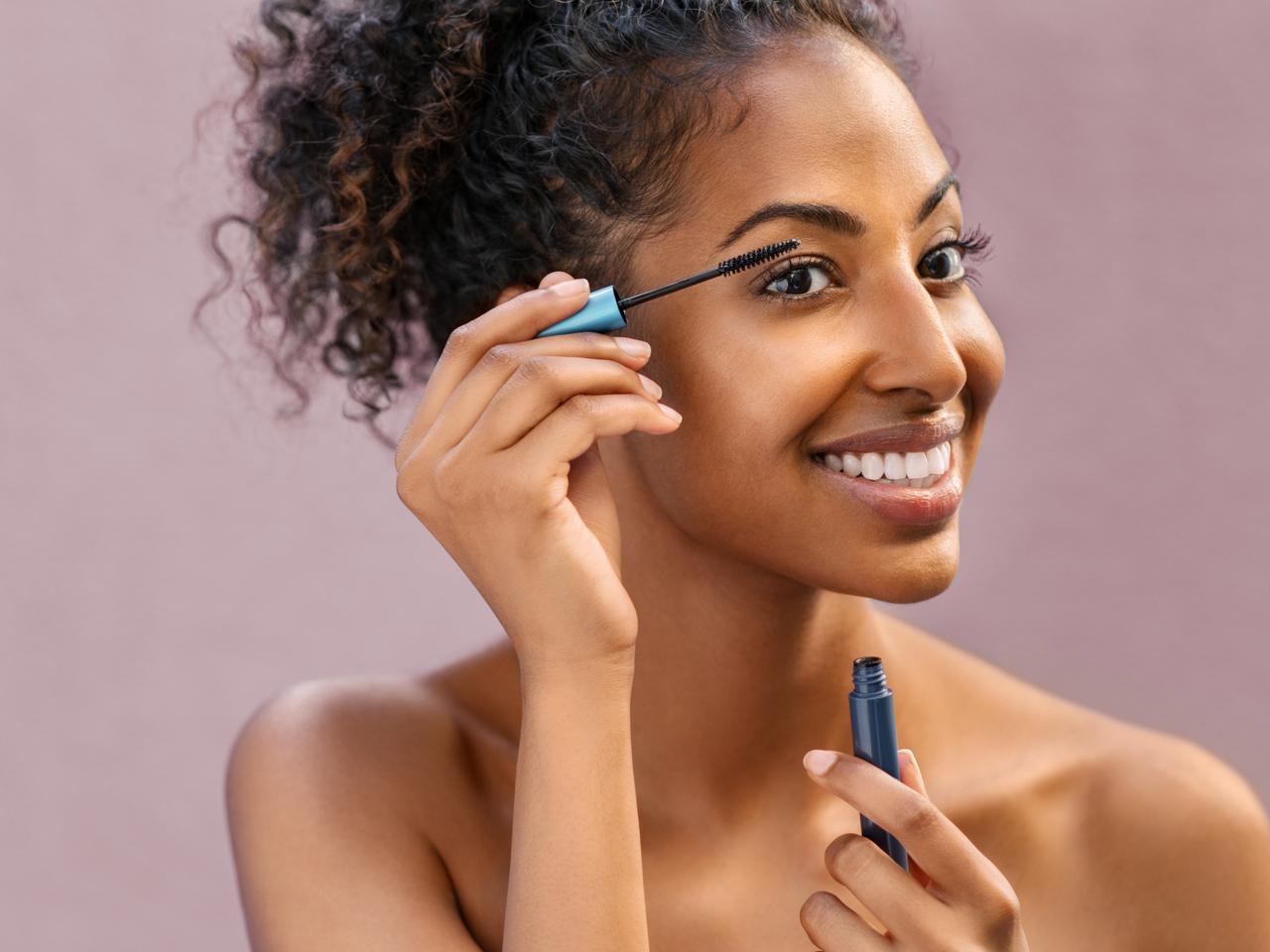 美まつげの秘密は、マスカラを塗る“方向”にある!?プロが塗り方を指南