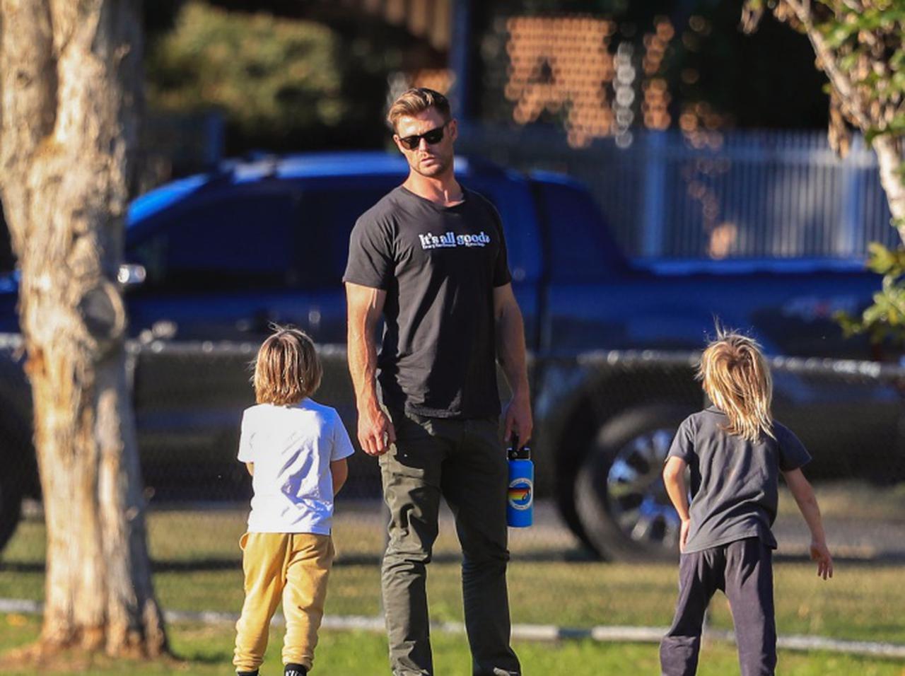 クリス・ヘムズワース、休日に子供たちとサッカーをする姿が「ほぼ選手」