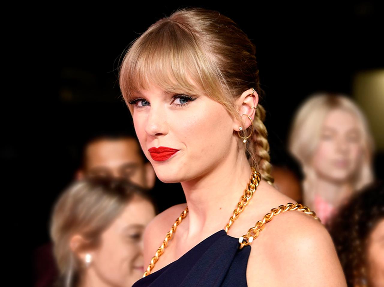 テイラー・スウィフトの元カレの「幼少期写真」、コメント欄がとんでもないことに