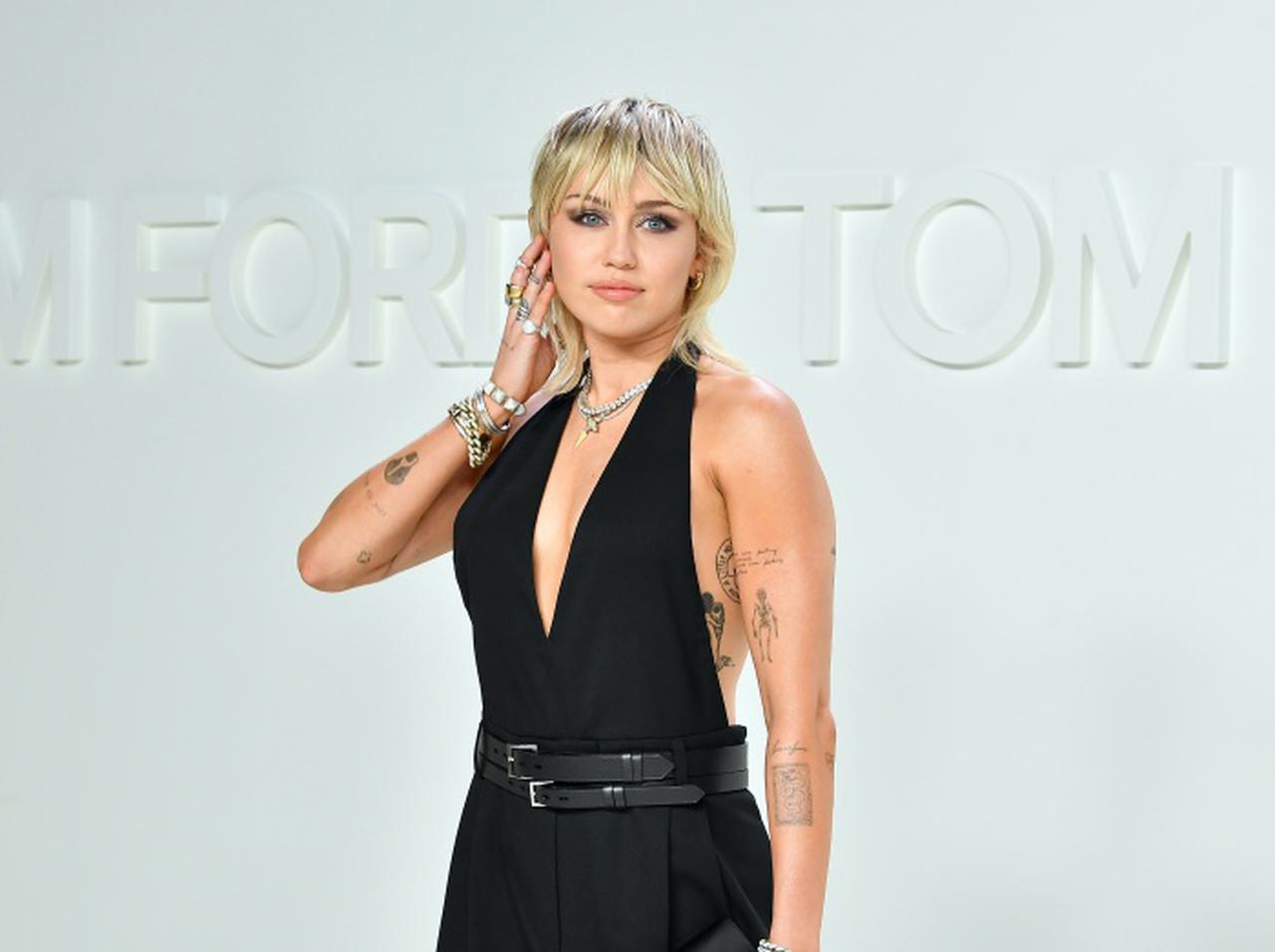 マイリー・サイラス、MTV VMAで監督から「屈辱的」な女性差別発言をされたと告白