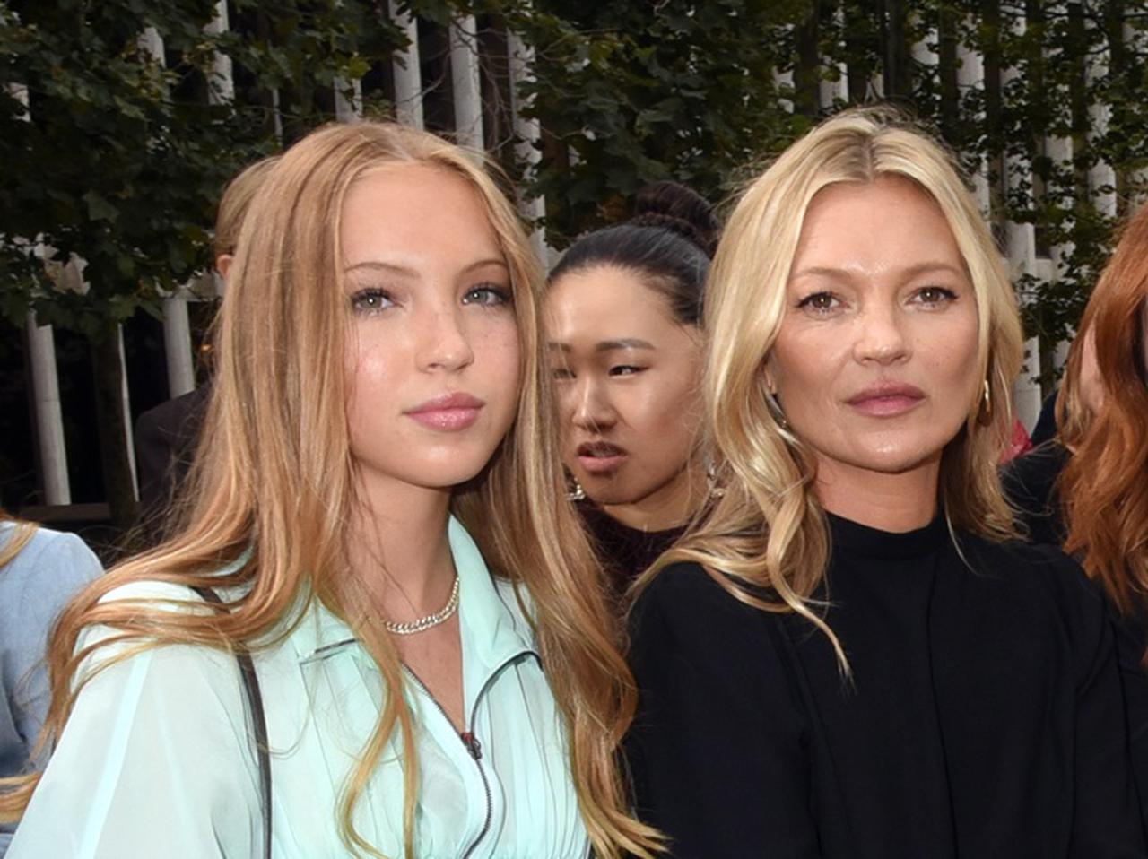 ケイト・モス18歳娘、若かりし頃の母親を彷彿とさせるドレスでパーティーへ