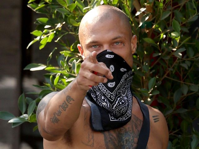 イケメンすぎる犯罪者ジェレミー・ミークス、“マスク姿”のパパラッチ写真さえもポスターのよう