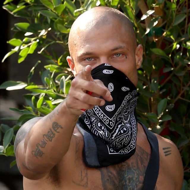 イケメンすぎる犯罪者ジェレミー・ミークス、“マスク姿”のパパラッチ写真さえもポスターのよう