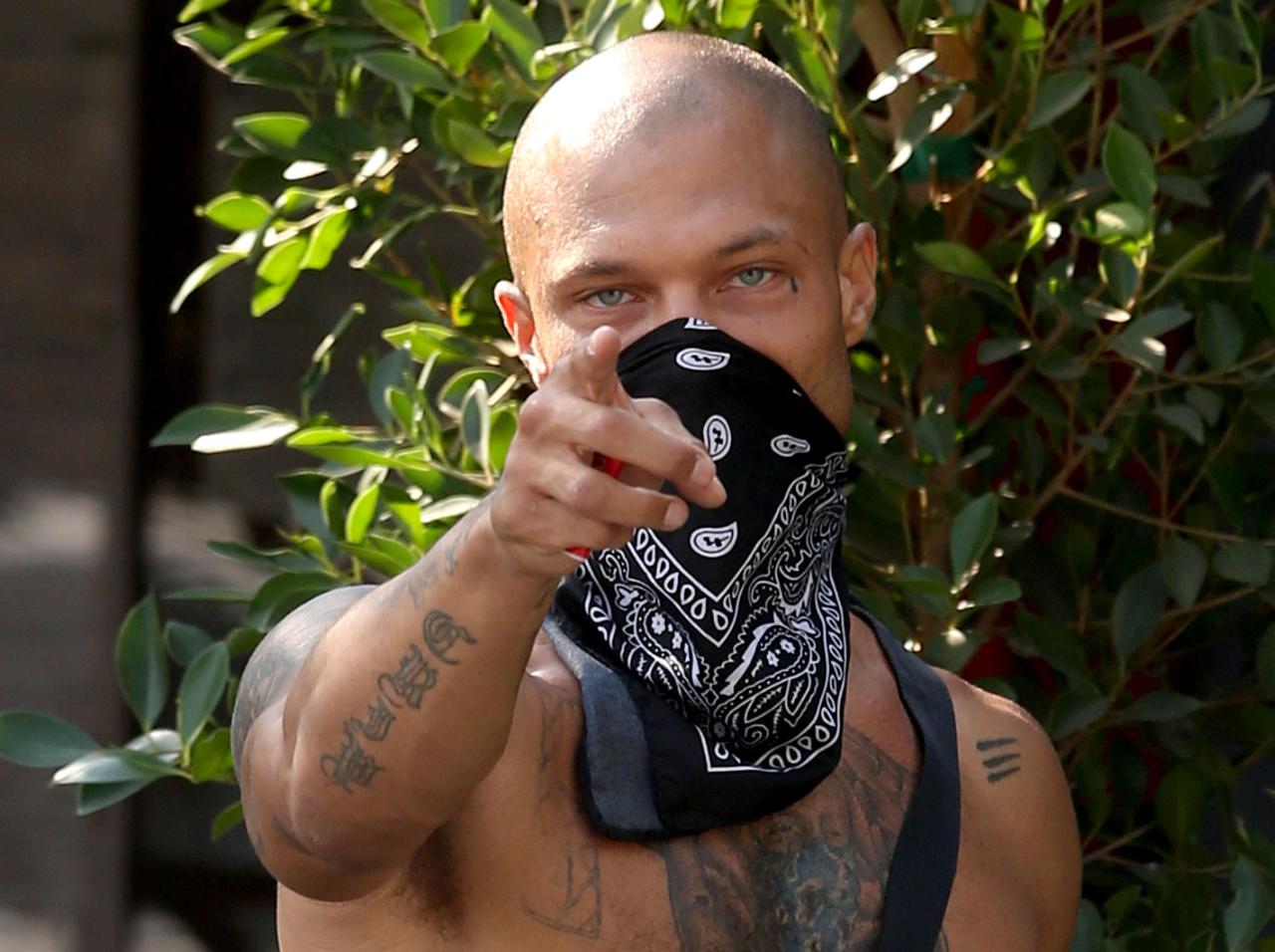 イケメンすぎる犯罪者ジェレミー・ミークス、“マスク姿”のパパラッチ写真さえもポスターのよう