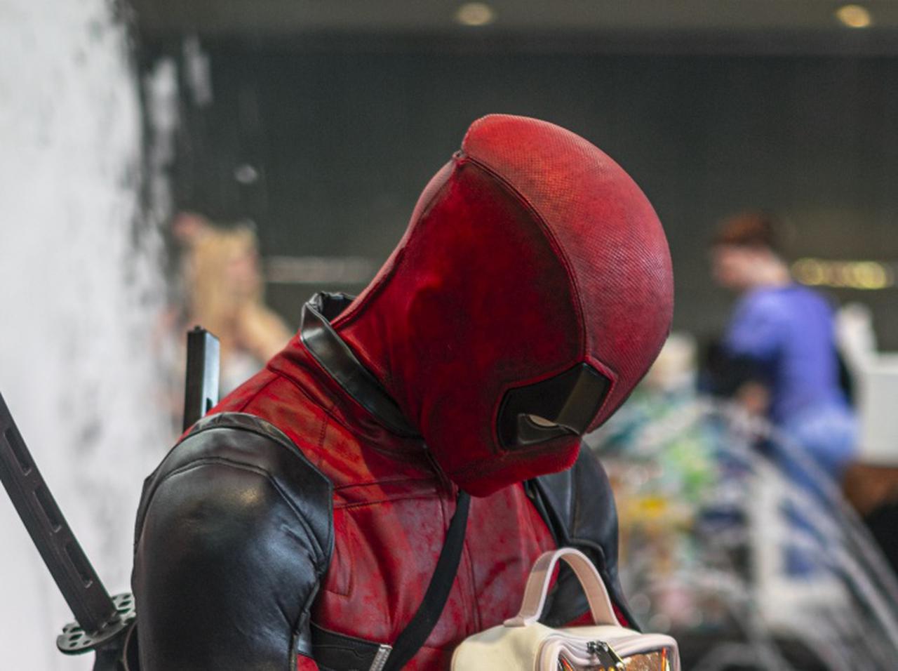 映画『デッドプール』でタクシーに武器を忘れたシーンには大きな意味があった