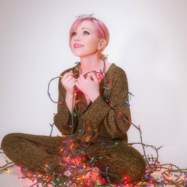 カーリーからクリスマスプレゼント！新曲「It’s Not Christmas Till Somebody Cries」をリリース