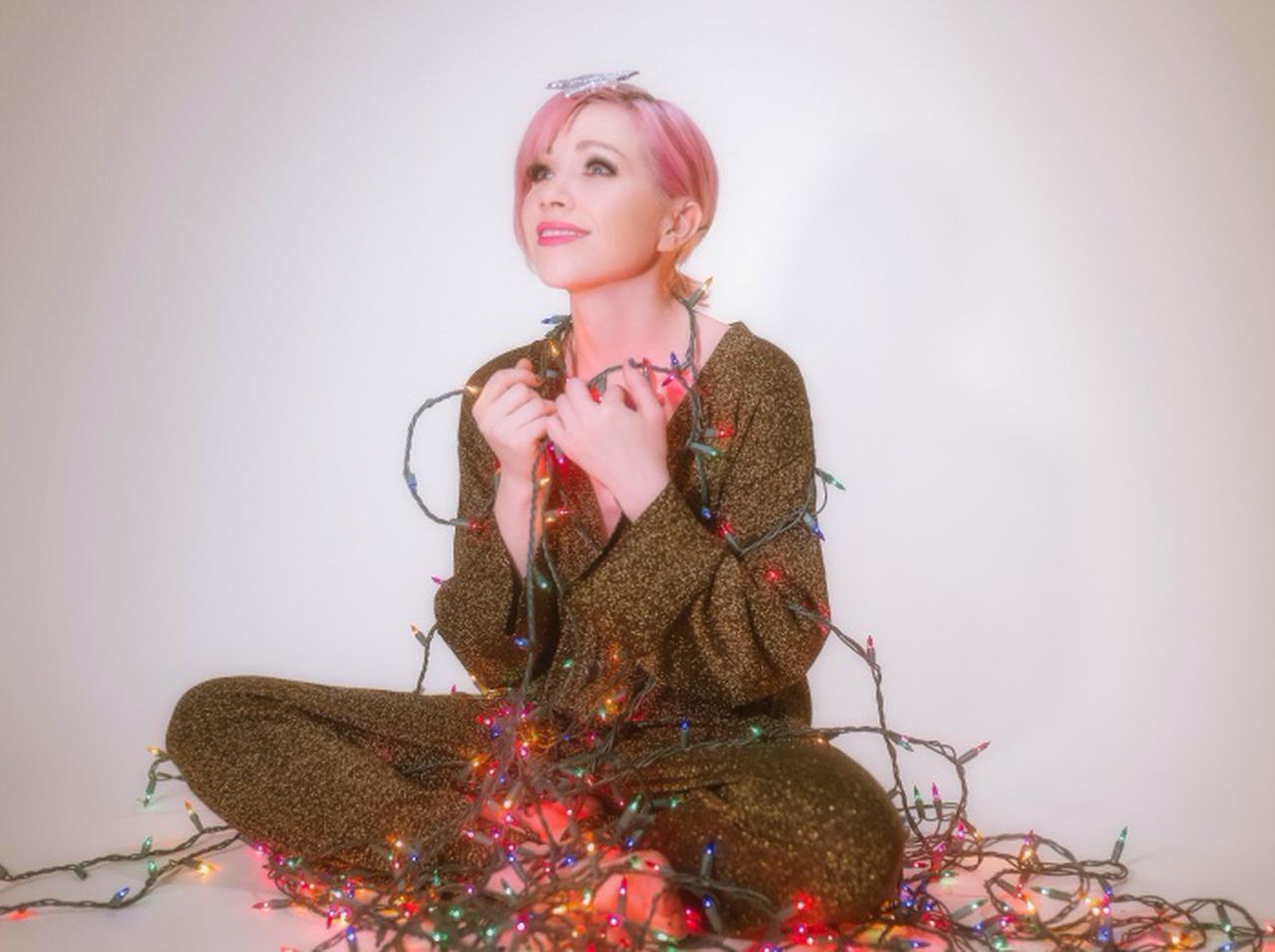 カーリーからクリスマスプレゼント！新曲「It’s Not Christmas Till Somebody Cries」をリリース