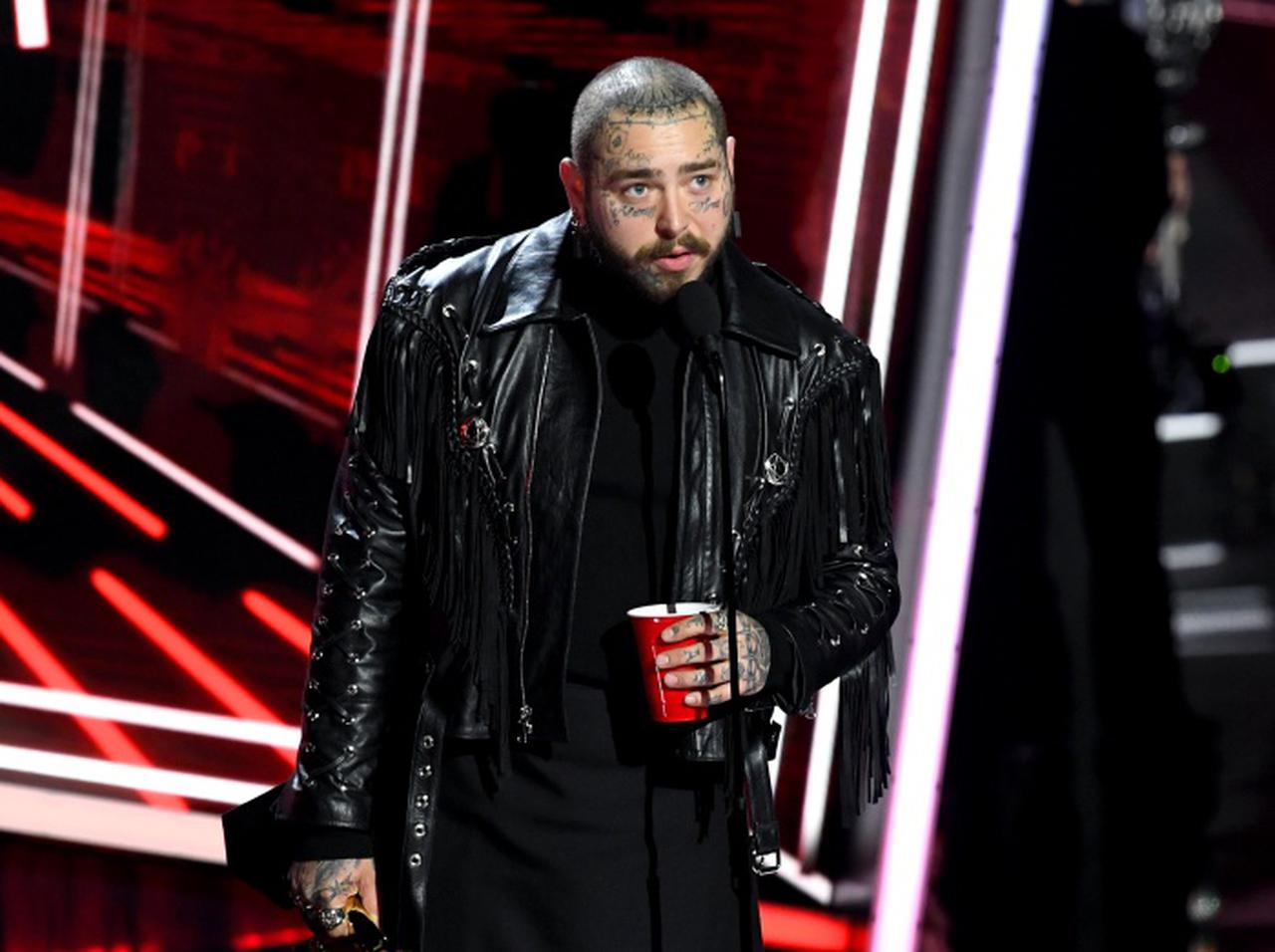 ポスト・マローン、過去に世間をザワつかせた「アレが好き」発言をネタにして笑いを取る【ビルボード2020】