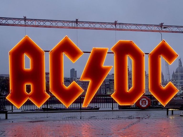 AC/DC、復帰第1弾シングルのリリースを発表！離脱していたメンバーたちの姿も