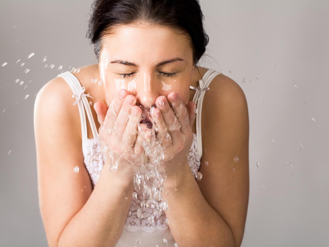 洗顔は水とお湯のどちらが正しい？乾燥トラブルを防ぐプロの洗顔方法