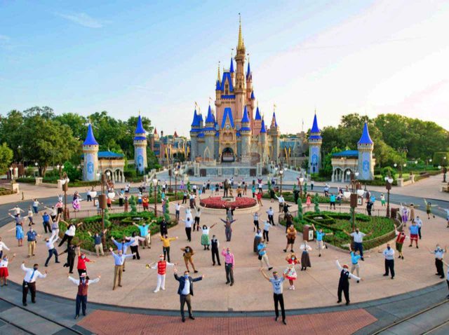 ディズニーランド、キャストとゲストの両方にとって痛い「重大な決断」を下す