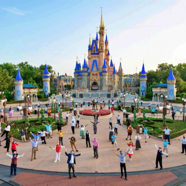 ディズニーランド、キャストとゲストの両方にとって痛い「重大な決断」を下す
