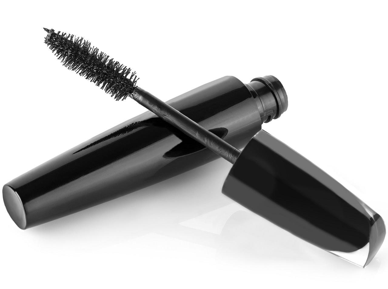 マスカラがダマになるのを防ぐ！プロが教える重ね塗りのコツ