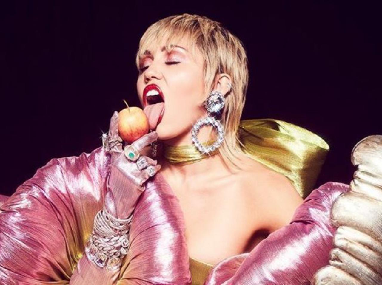 マイリー・サイラスが復活!3年ぶりとなる新作『プラスティック・ハーツ』のリリースを発表