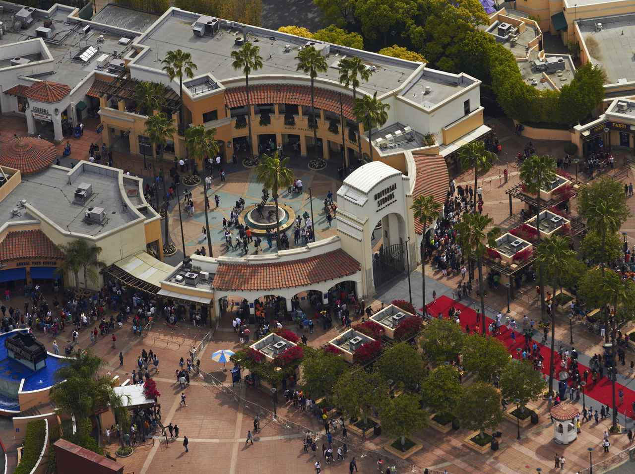 米ユニバーサル・スタジオの「最低な秘密」、“若いクルー”が集まると…