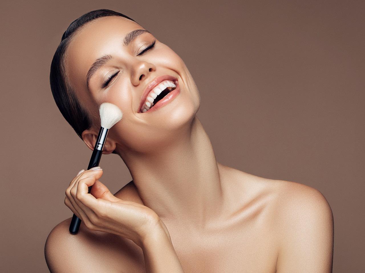 手持ちのフェイスパウダーで3通りの美肌をつくる!プロが勧めるツールの選び方