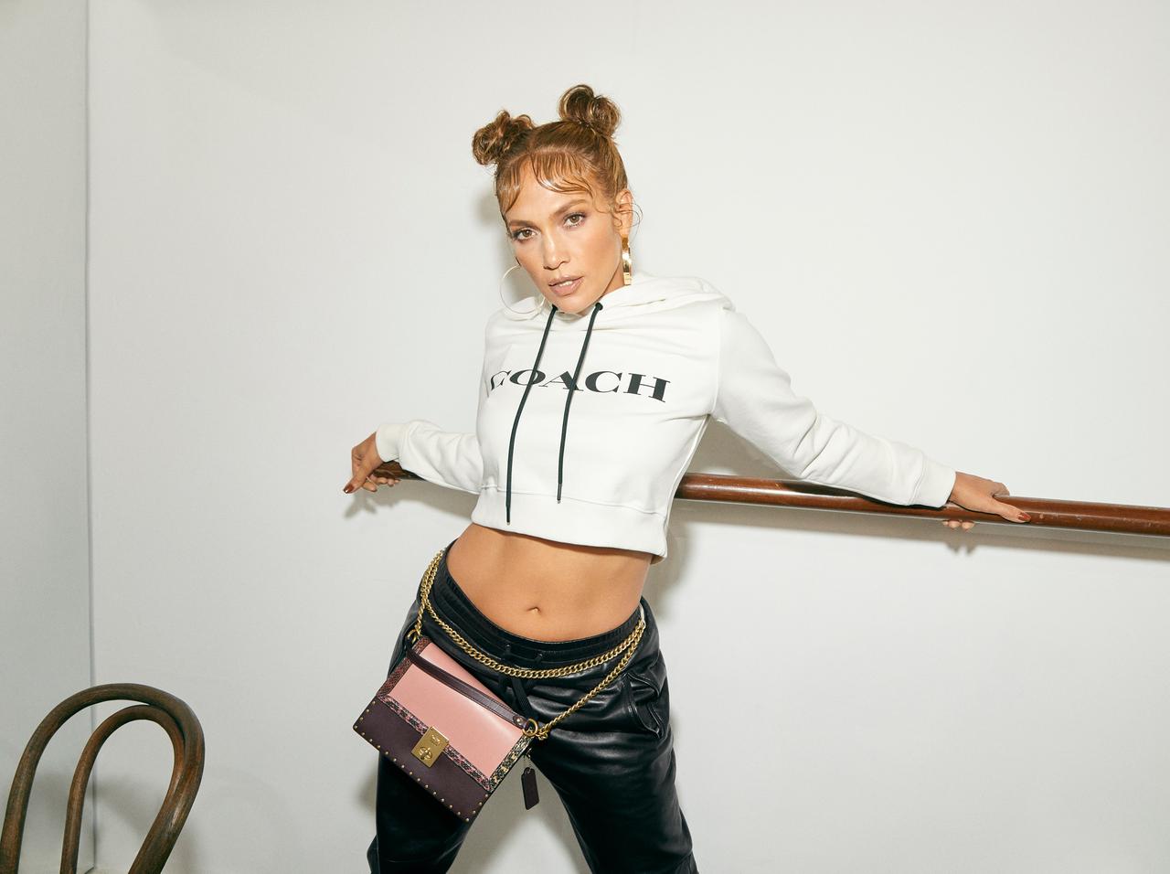 コーチがジェニファー・ロペスと初コラボ！限定バッグをリリース