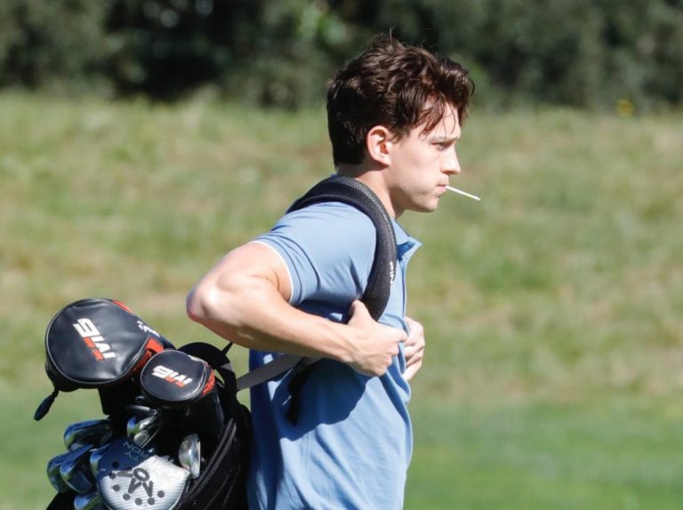 英国男子のポロシャツ姿が様になりすぎ！トム・ホランドがオフに兄弟でゴルフ