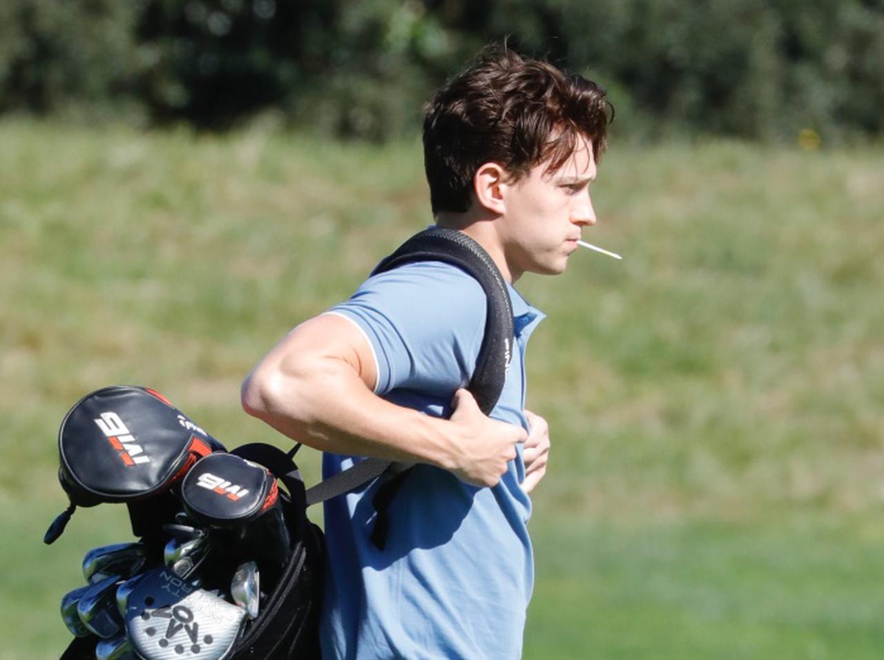 英国男子のポロシャツ姿が様になりすぎ！トム・ホランドがオフに兄弟でゴルフ