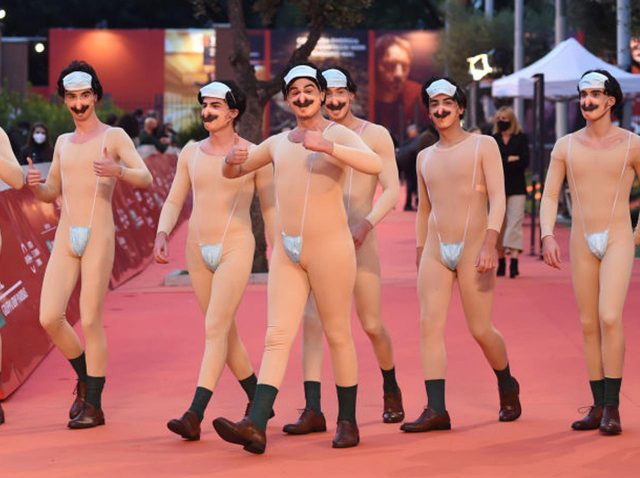 イタリアで「ボラット」が大量発生！着用しているマスクは合計何枚？