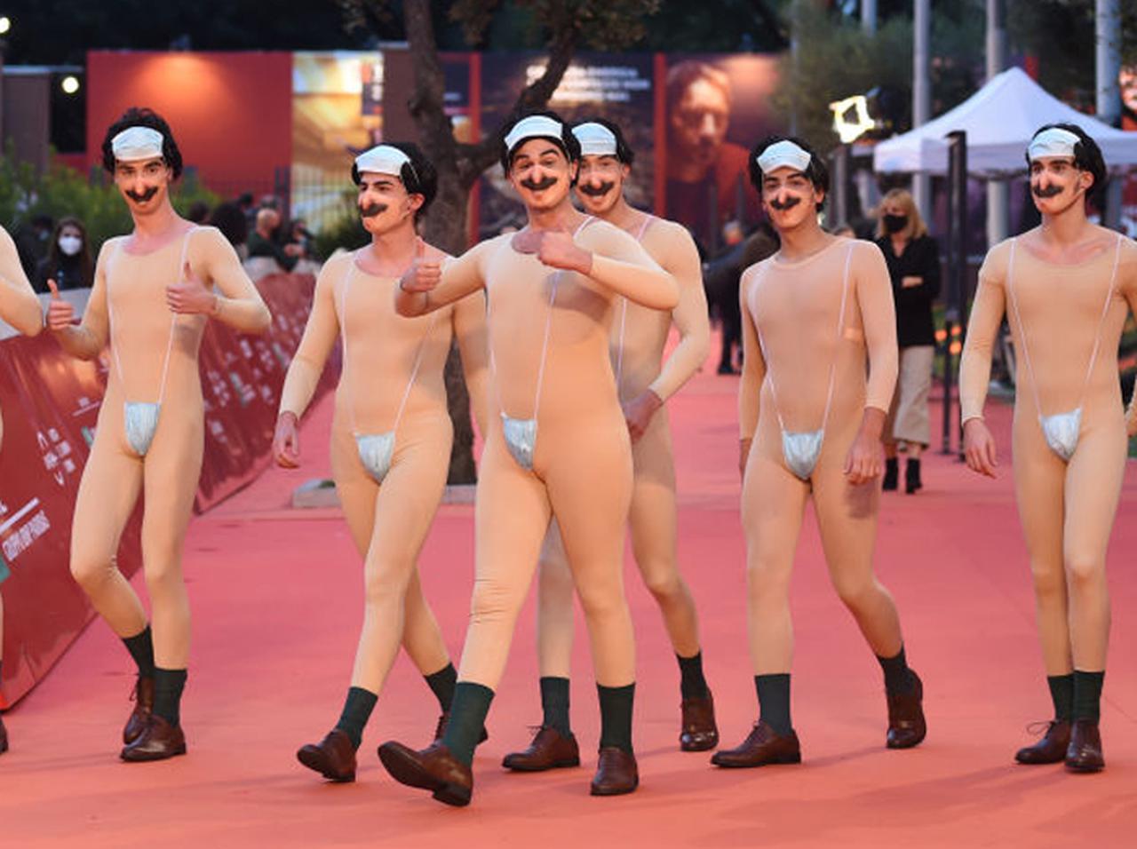 イタリアで「ボラット」が大量発生！着用しているマスクは合計何枚？