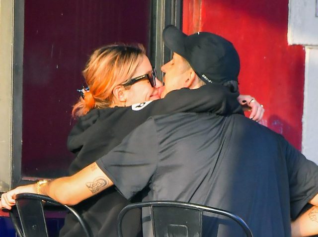 Gイージー、人目をはばからずアシュレイ・ベンソンを舐める【写真アリ】