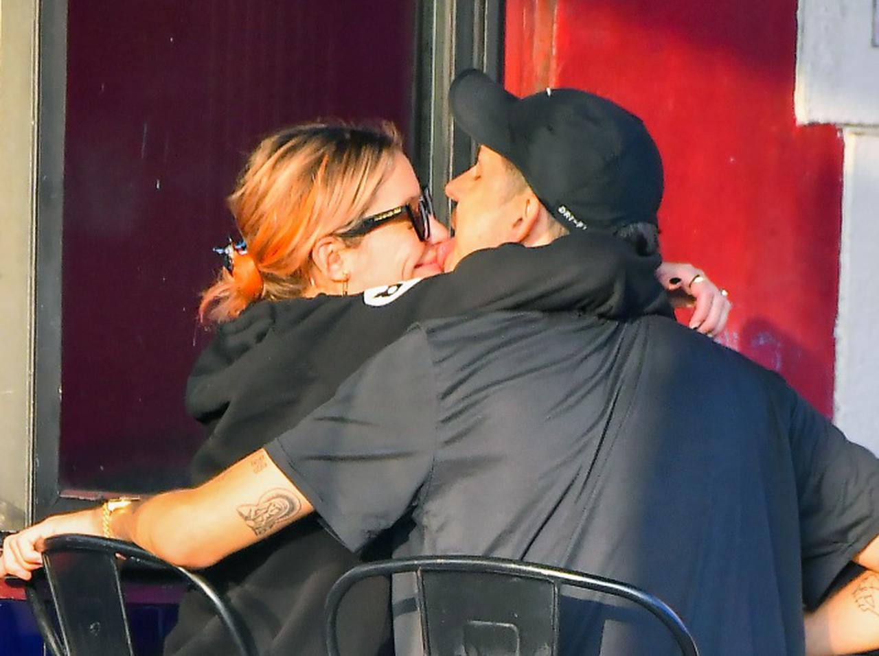 Gイージー、人目をはばからずアシュレイ・ベンソンを舐める【写真アリ】