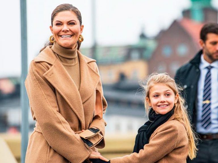 未来のスウェーデン女王母娘、仲良し「リンクコーデ」が優雅でオシャレ