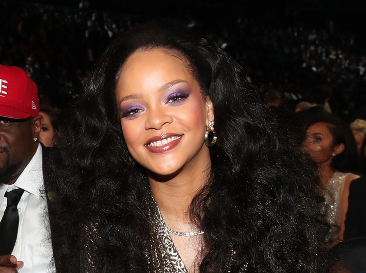 リアーナ、レイカーズの優勝に大喜び!クイーンの名曲を熱唱