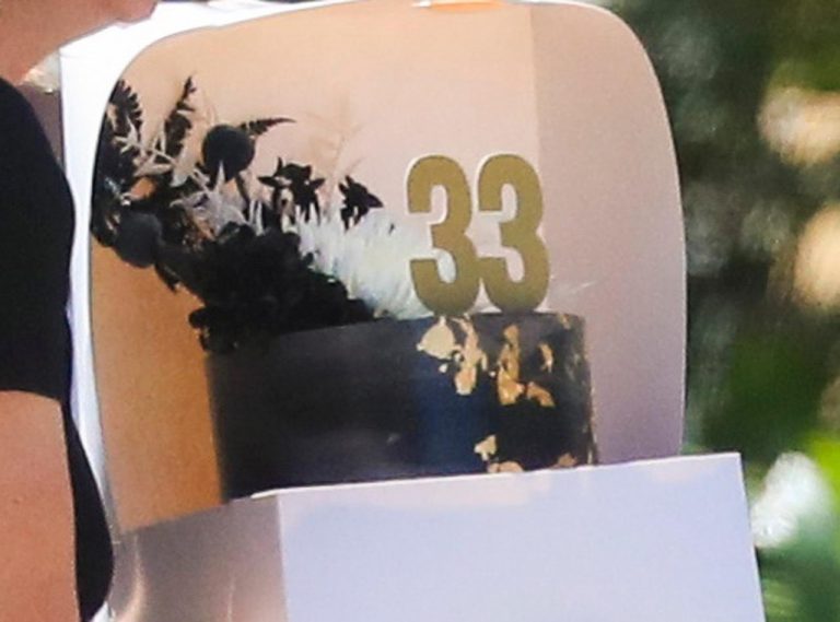 ザック・エフロン、33歳の誕生日はオーストラリアで！誕生日ケーキは真っ黒