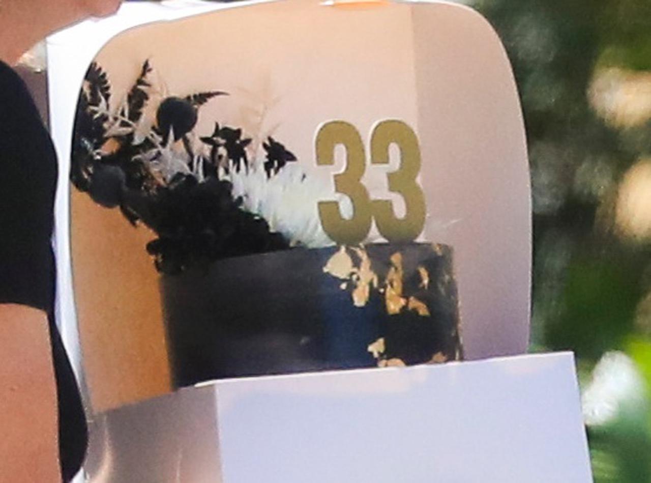 ザック・エフロン、33歳の誕生日はオーストラリアで!誕生日ケーキは真っ黒