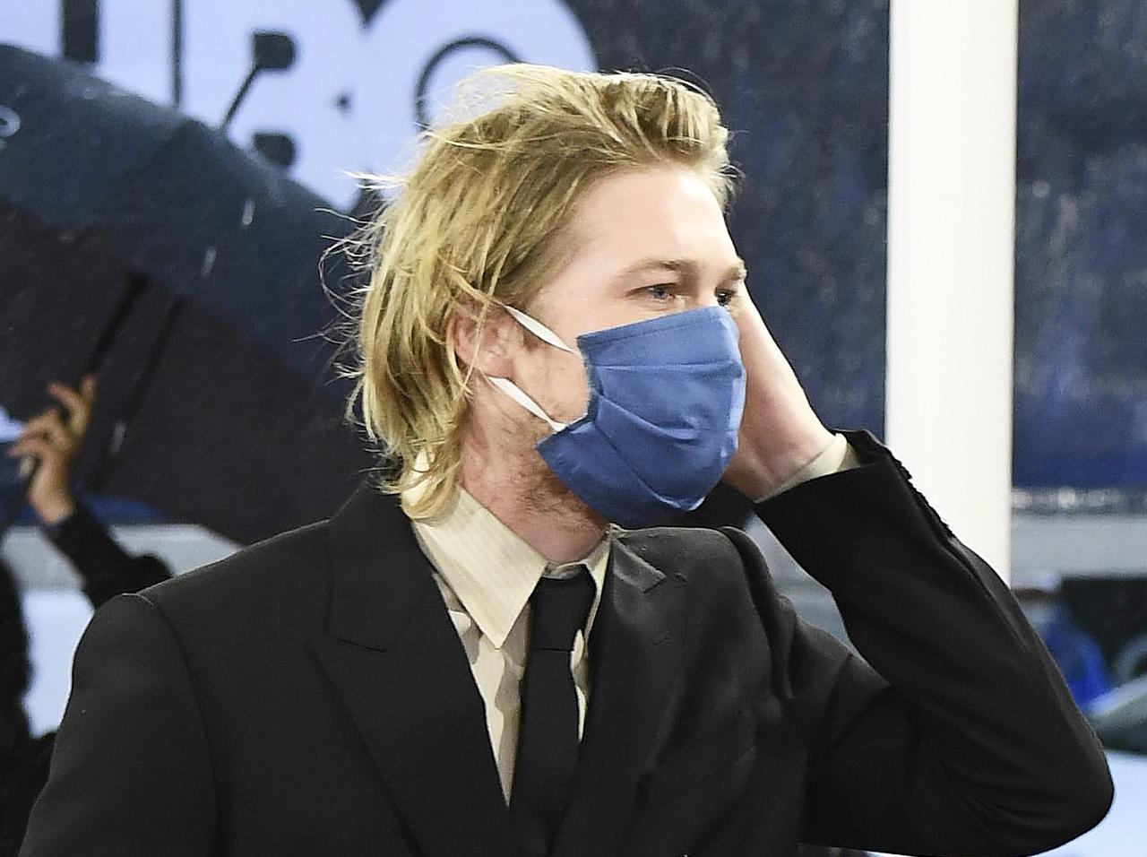 テイラー・スウィフトの恋人ジョー、スーツにマスクで“髪がなびく姿”の色気がハンパない